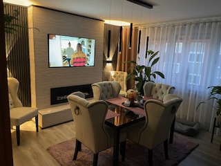 Renoviertes Esszimmer mit gestalteter TV-Wand