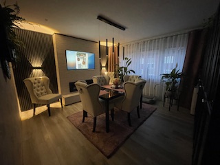 Renoviertes Esszimmer mit indirekter Beleuchtung